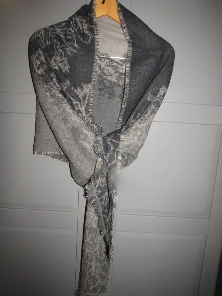 G797 Omslagdoek nieuw stola grijs wollig, Kleding | Dames, Ophalen of Verzenden, Nieuw, Maat 46/48 (XL) of groter, Pashmina