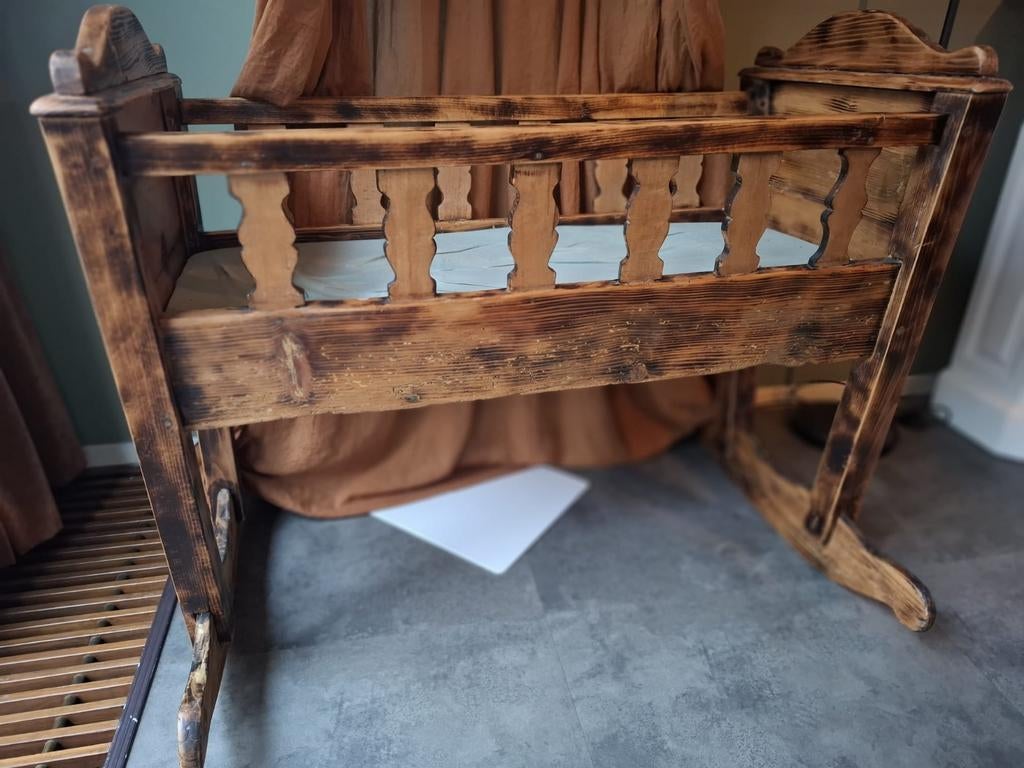 Vintage bruine houten wieg met hemel, Kinderen en Baby's, Babywiegjes en Ledikanten, Gebruikt, Wieg, Ophalen