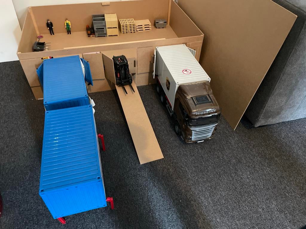 Bruder vrachtwagens met laadperron en vorkheftruck, Ophalen of Verzenden, Zo goed als nieuw