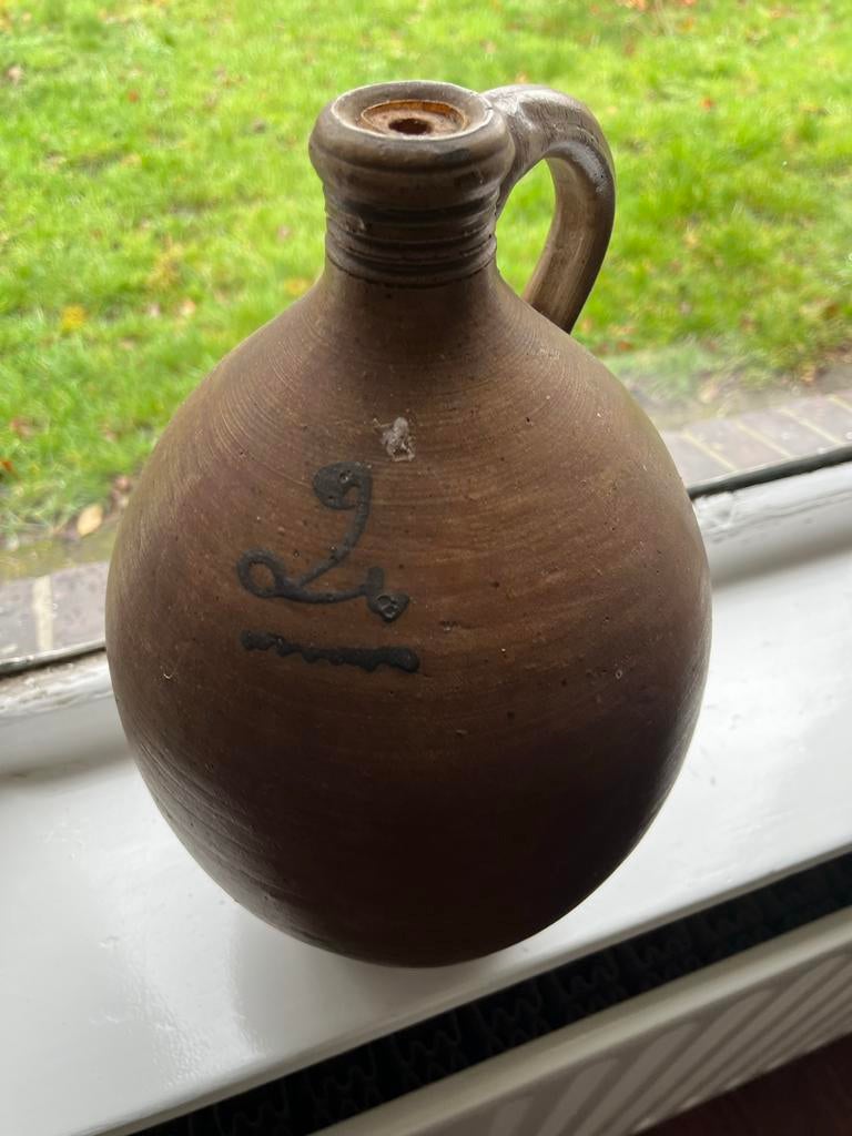 Oude aardewerken kruik en vergiet, Ophalen