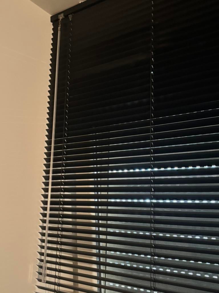 Zwarte kunstof jaloezie, Ophalen, 150 tot 200 cm, Zo goed als nieuw, 100 tot 150 cm