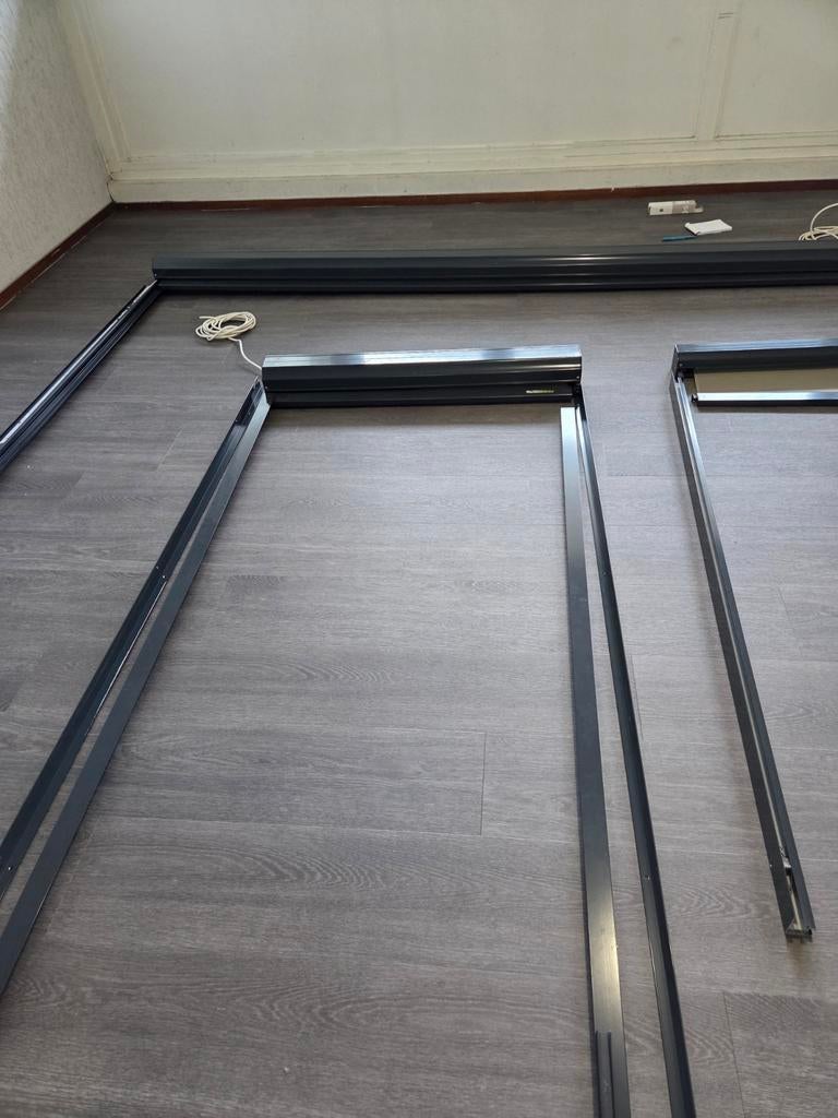 Screens 3 stuks waarvan 2 elektrisch en 1 handmatig., Ophalen, Gebruikt, Elektrisch, 150 tot 300 cm