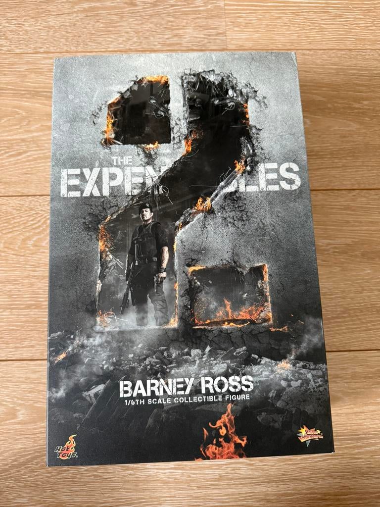 Hot toys Barney Ross 1:6 Expandables 2 Sylvester Stallone, Ophalen of Verzenden, Zo goed als nieuw, Film, Beeldje, Replica of Model