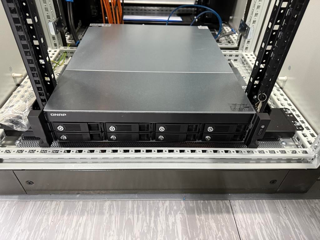 QNAP TS-870U-RP NAS 8 bay inclusief 16TB HDD, Ophalen, Zo goed als nieuw