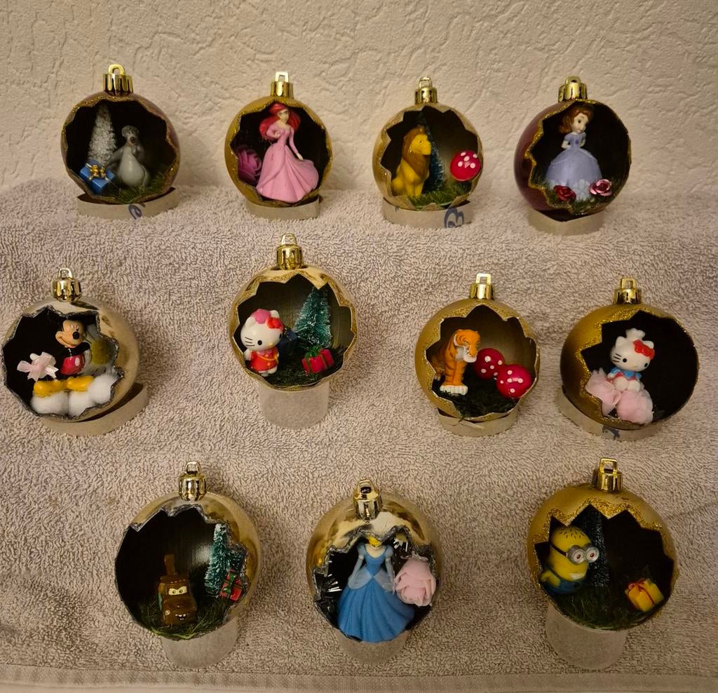 11x kerstballen met o.a prinsessen Lion King
Mickey, Ophalen of Verzenden, Leeuwenkoning of Jungle Boek, Beeldje of Figuurtje
