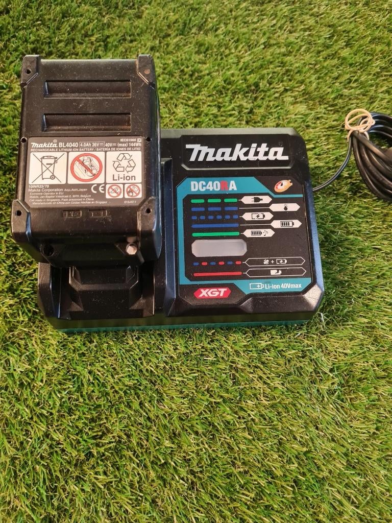 MAKITA 40 VOLT ACCU EN LADER met garantie, Ophalen of Verzenden, Zo goed als nieuw