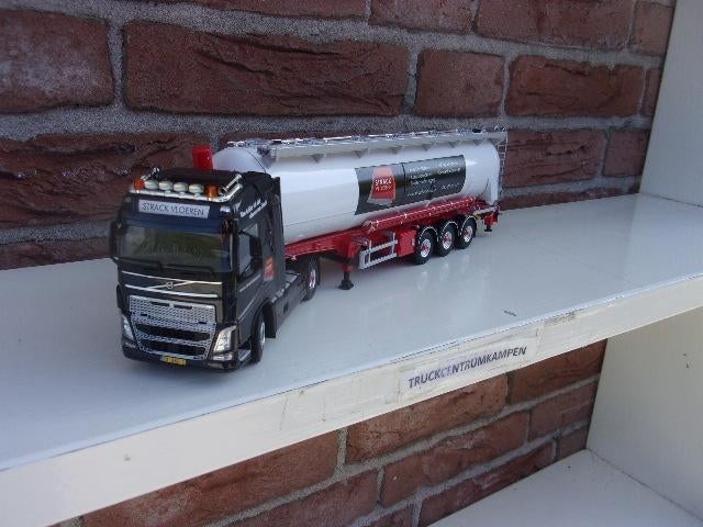 WSI  Volvo  FH4  Globetrotter  van  Strack  Vloeren., Ophalen of Verzenden, Nieuw, Bus of Vrachtwagen, Wsi