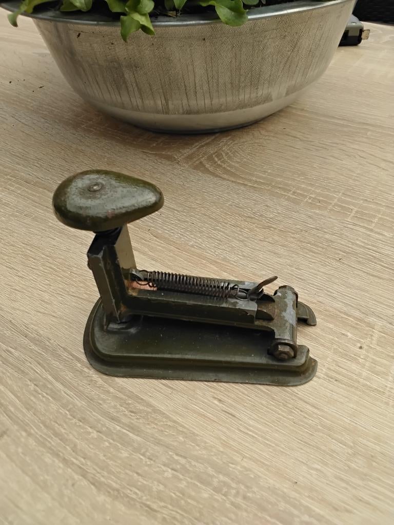 Vintage nietmachine, groen metaal, retro kantoorartikel, Ophalen
