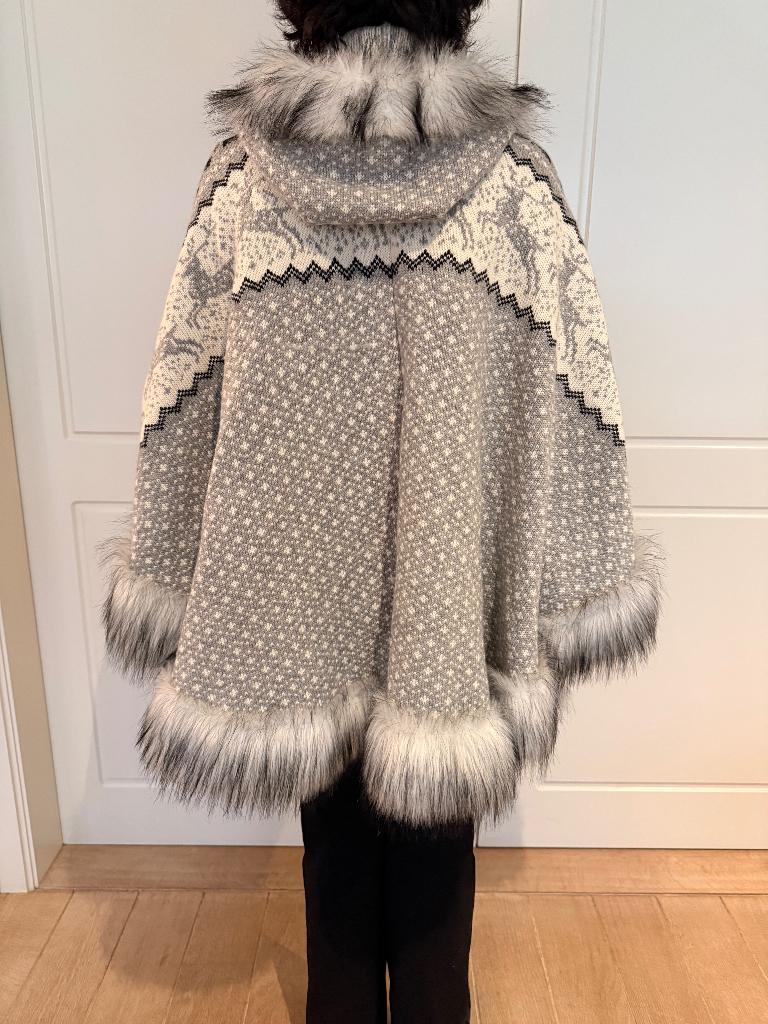 Poncho, Kleding | Dames, Truien en Vesten, Ophalen of Verzenden, Nieuw, Maat 38/40 (M), Grijs