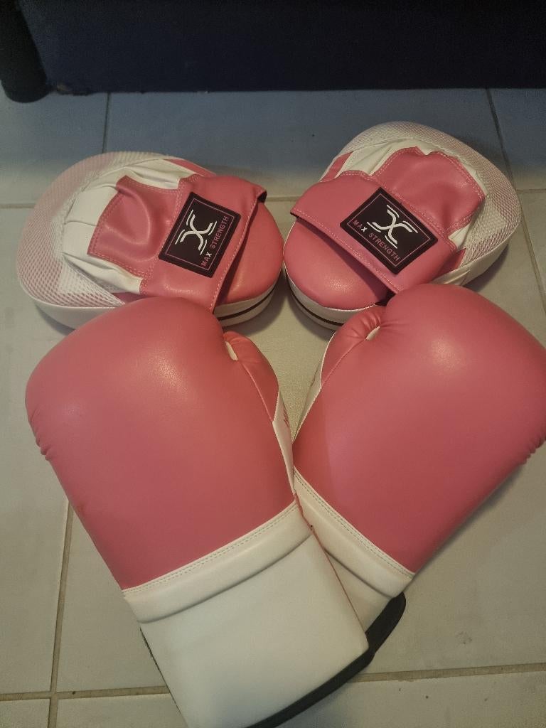 Pink boxing gloves and boxing pads, Verzenden, Gebruikt, Bokshandschoenen