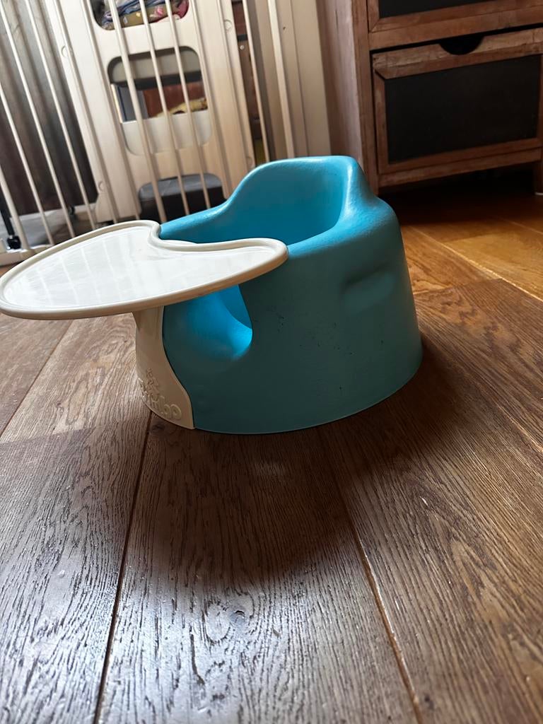 Bumbo zitje met blad, Kinderen en Baby's, Kinderkamer | Tafels en Stoelen, Ophalen, Zo goed als nieuw, Stoel(en)