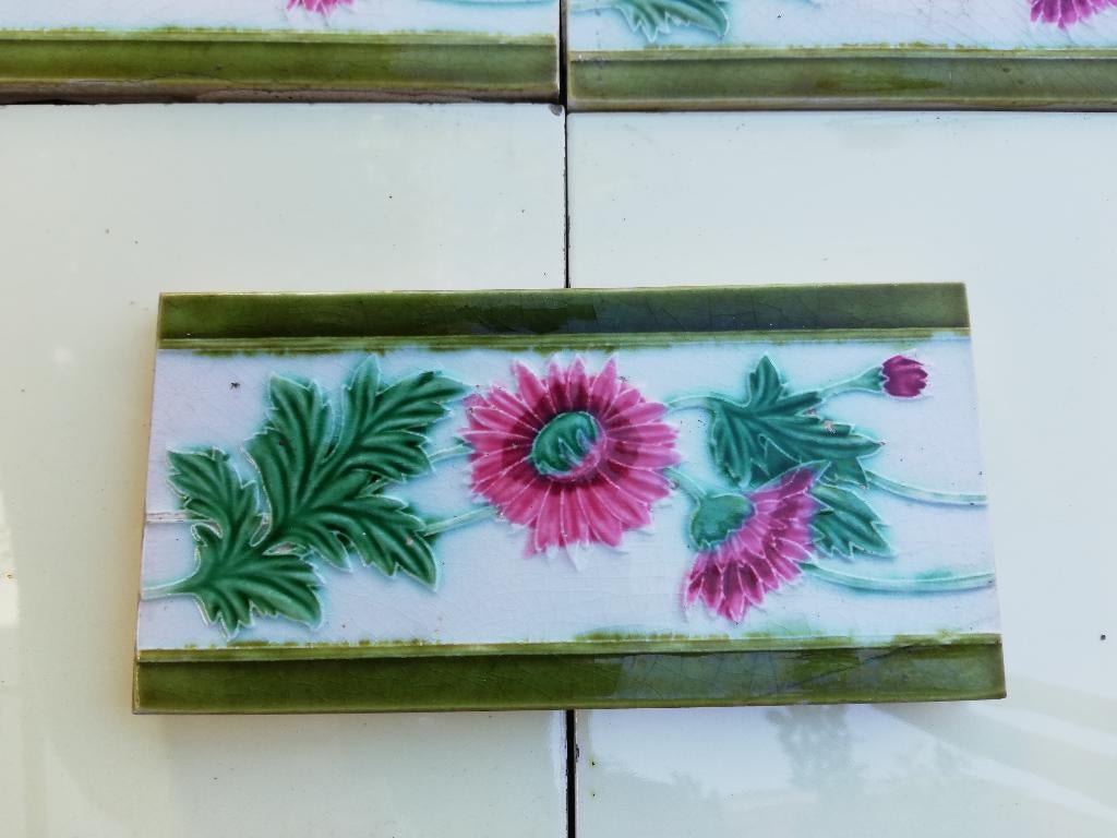 135 cm antieke wandtegels met roze rode bloemen in relief, Ophalen