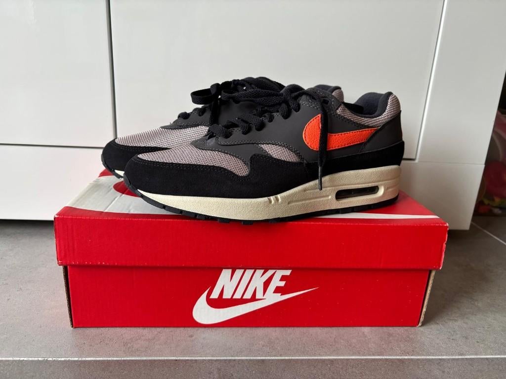 Nike air max 1 oil grey wild mango maat 40,5, Kleding | Heren, Schoenen, Overige kleuren, Nike, Nieuw, Ophalen of Verzenden