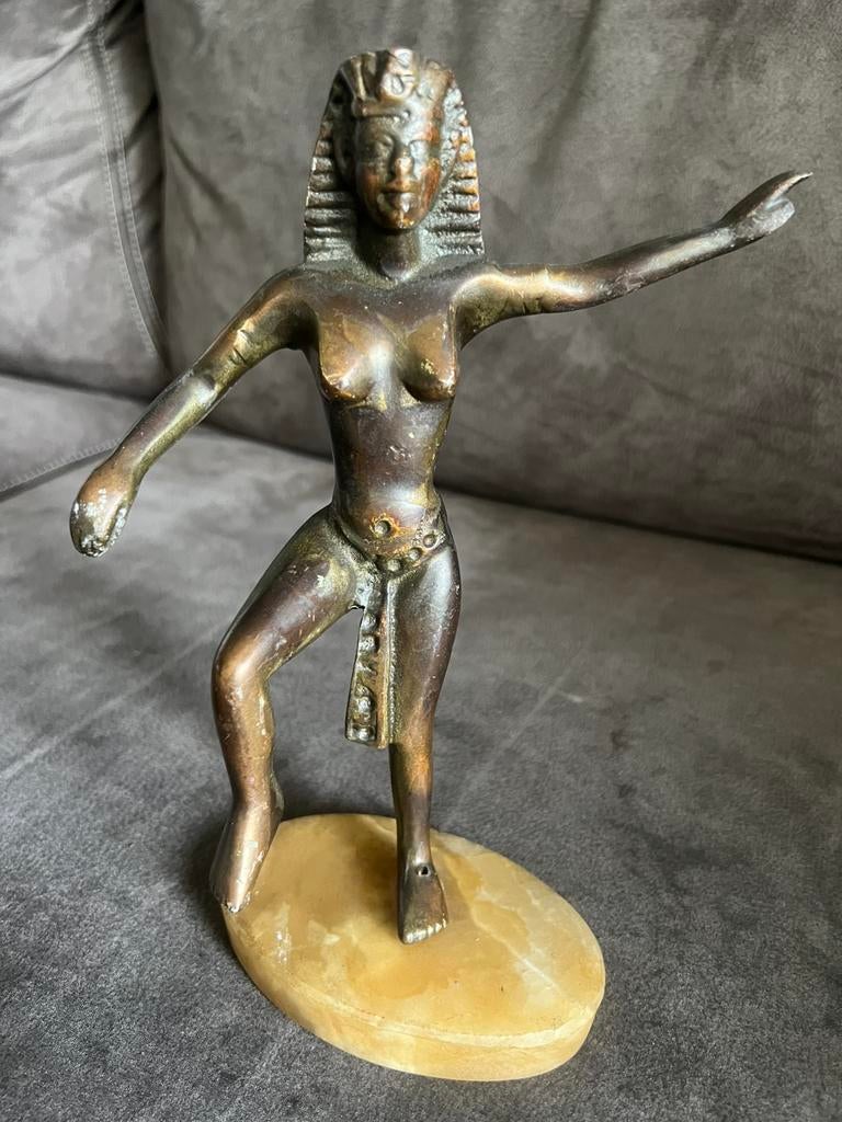Antiek Bronzen Beeldje Egypte Cleopatra Marmeren Voetstuk., Ophalen of Verzenden, Zo goed als nieuw, Mens
