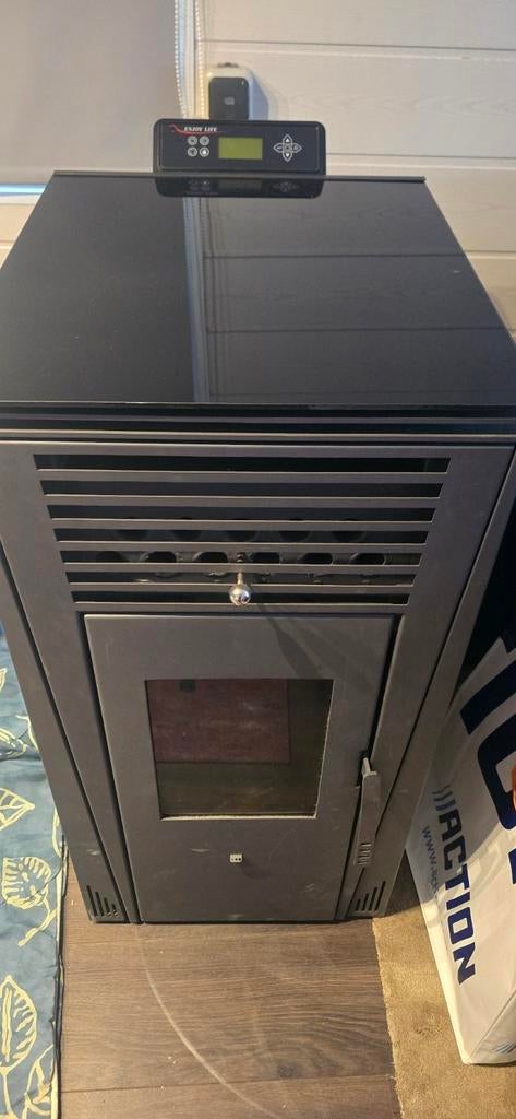 Pellet kachel incl pellets en uitlaatbuis, Ophalen, Zo goed als nieuw, Hout, Houtkachel