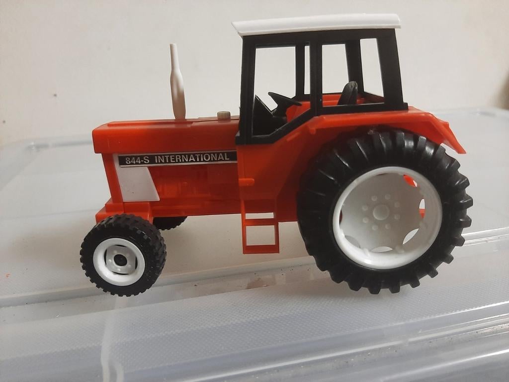 International 844-S. 1:32 Plastic model van Bruder, Ophalen of Verzenden, Zo goed als nieuw, Tractor of Landbouw, Overige merken