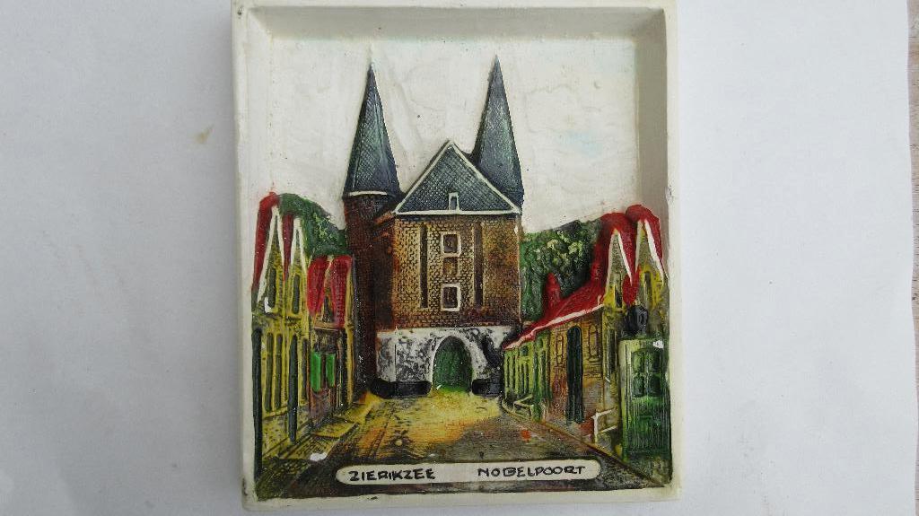 Hobra reliëf tegel Zierikzee Nobelpoort, Antiek en Kunst, Antiek | Wandborden en Tegels, Ophalen of Verzenden