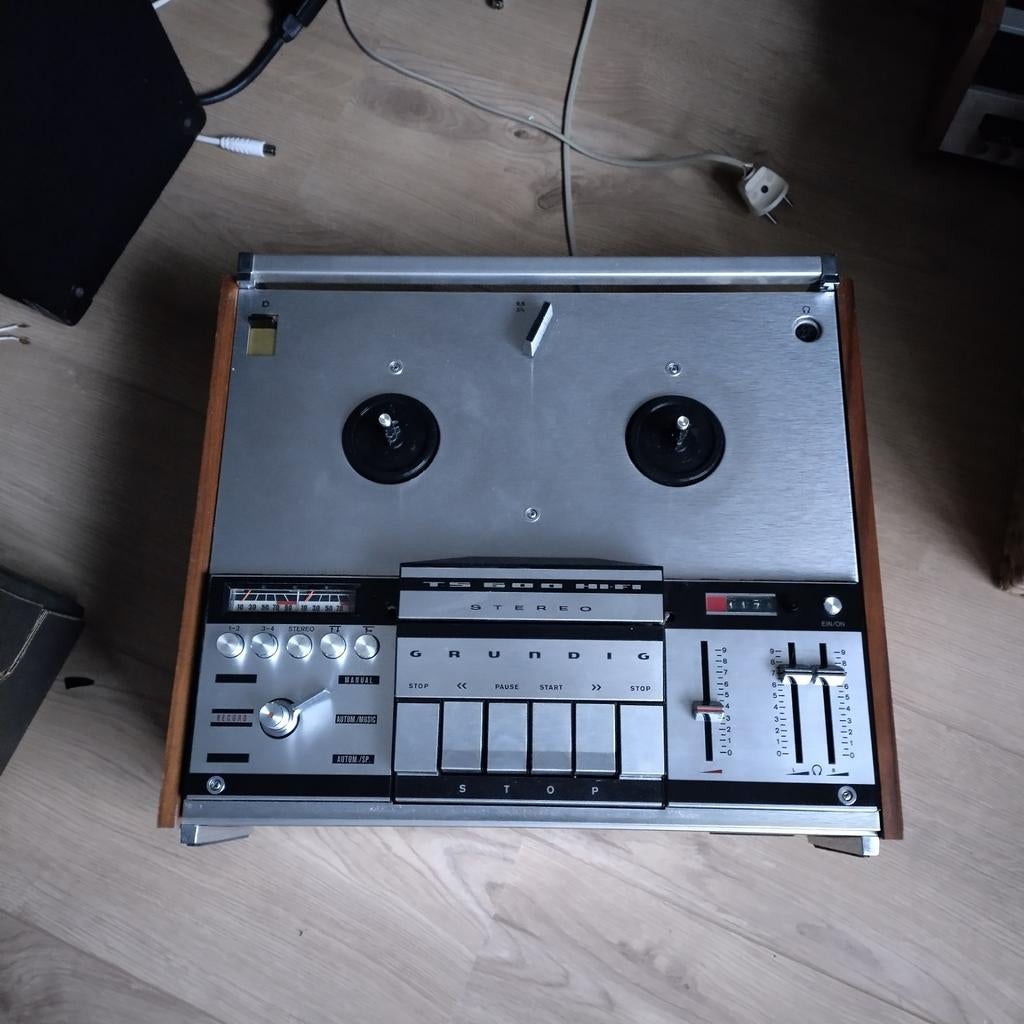 Mooie Grundig bandrecorder recht op staand voor verzamelaar, Ophalen, Bandrecorder, Met stofkap