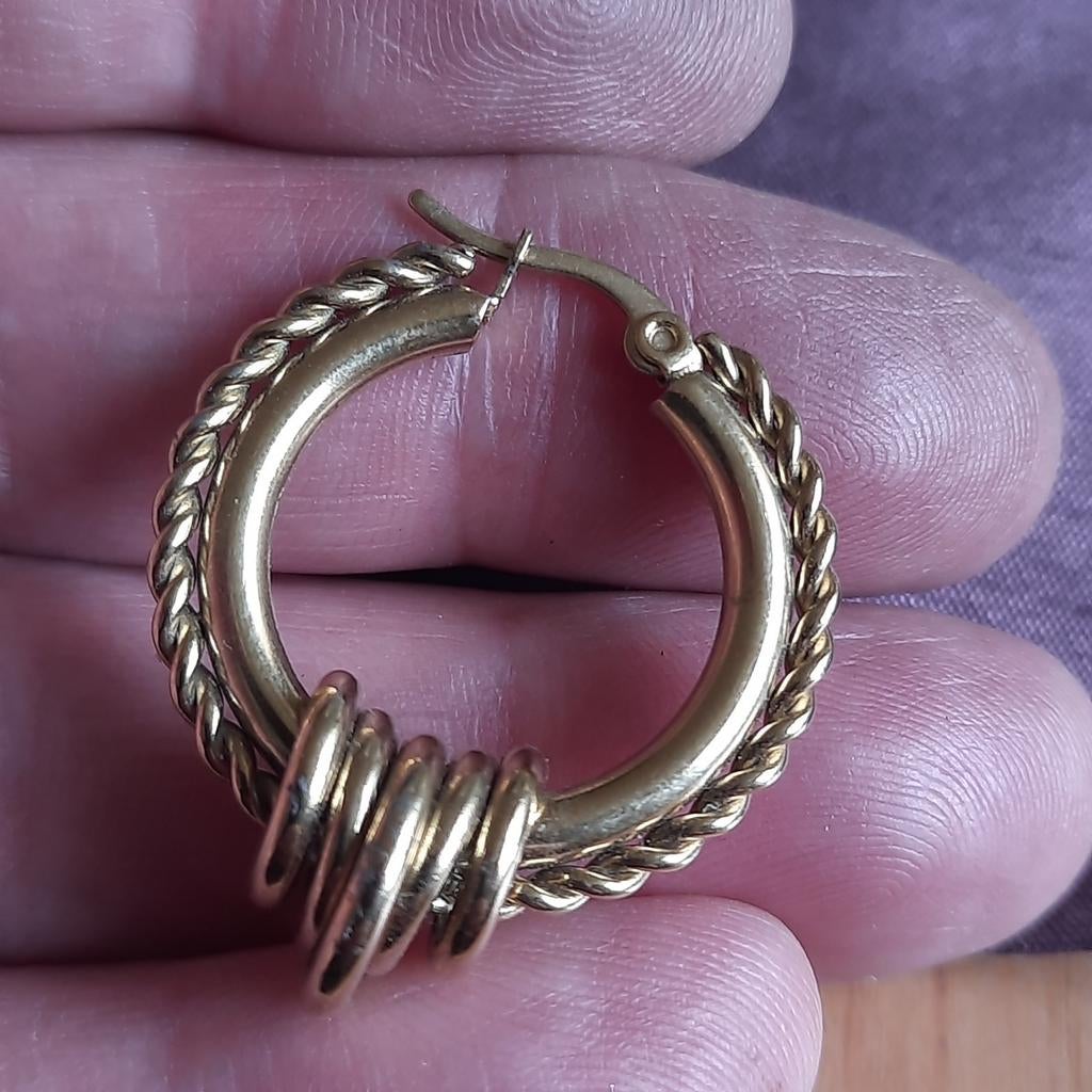 Eén Grote Vergulde Creool Oorbel, Ophalen of Verzenden, Zo goed als nieuw, Goud, Overige materialen