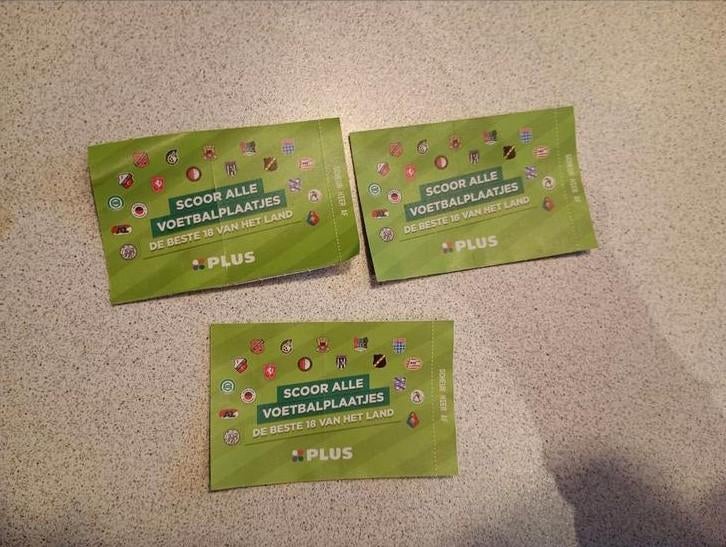 PLUS Voetbalplaatjes - 3 dichte pakjes, Ophalen of Verzenden, Gebruikt, Sport, Speldje of Pin