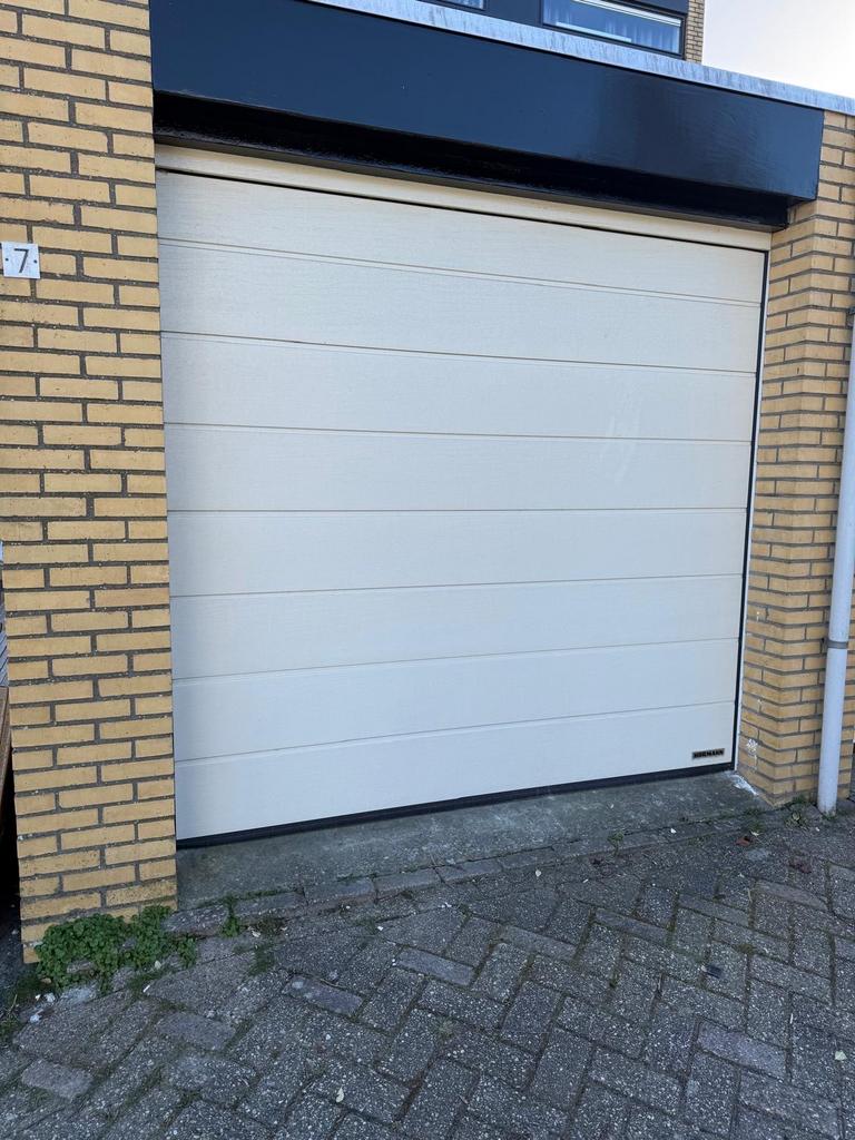 Hormann Garagedeur 225x215 cm elektrische bediening (2023), Garagedeur, Ophalen of Verzenden, Zo goed als nieuw, 120 cm of meer