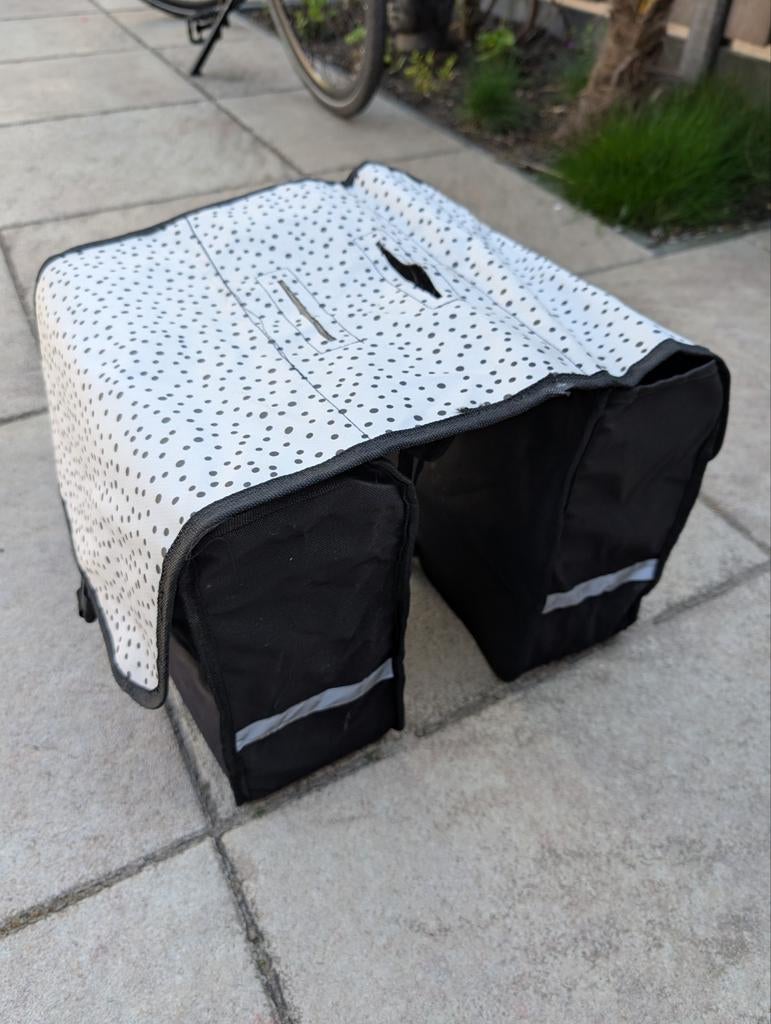Fietstas wit met zwarte stippen, Fietsen en Brommers, Fietsaccessoires | Fietstassen, Ophalen of Verzenden, Zo goed als nieuw