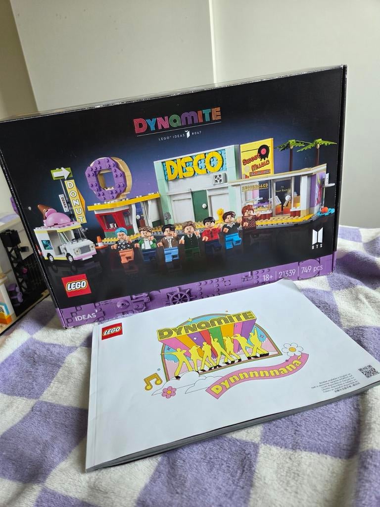 LEGO BTS Dynamite 21339 compleet + doos en boekje, Ophalen of Verzenden, Zo goed als nieuw, Pop, Beeldje of Miniatuur