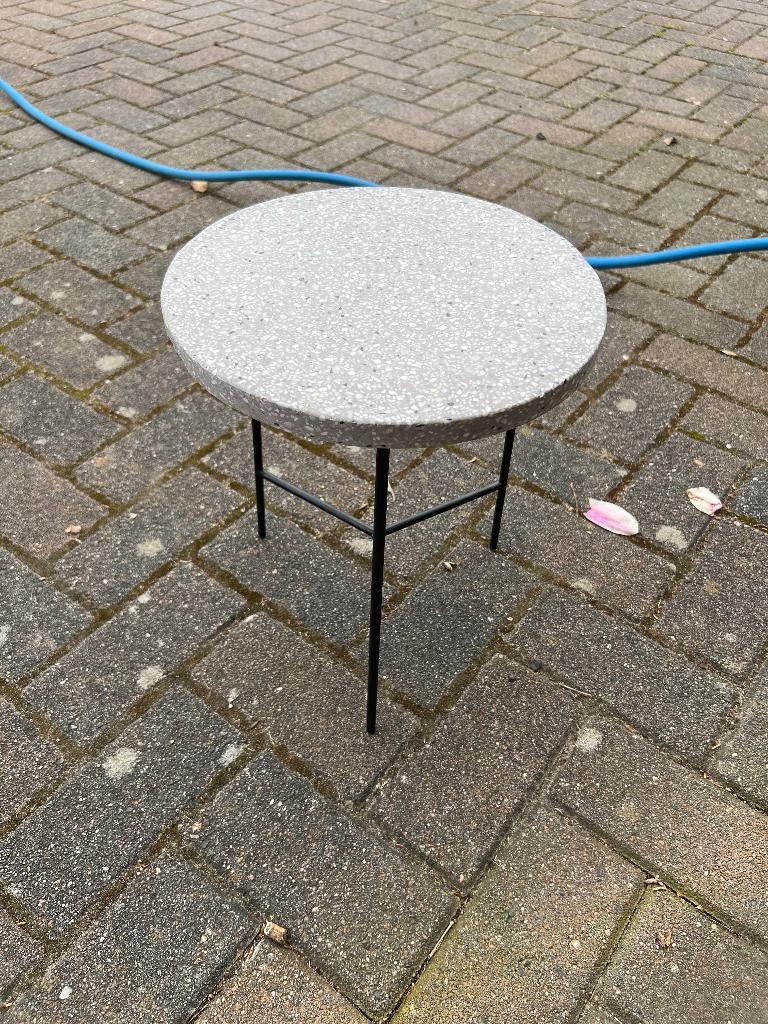 Serax Terrazzo bijzettafel 35 cm – lichtgrijs, Ophalen, Minder dan 55 cm, Gebruikt, Rond