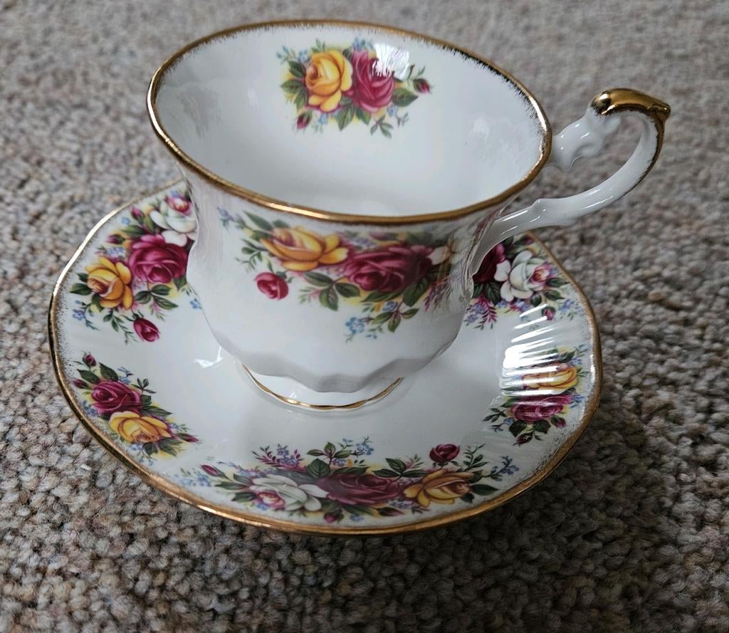 Queen's Rosina China Theekopje met Schotel - Rozenmotief, Antiek en Kunst, Ophalen of Verzenden