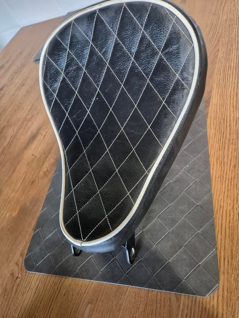 Zwart motorzadel met witte stiksels, Ophalen of Verzenden