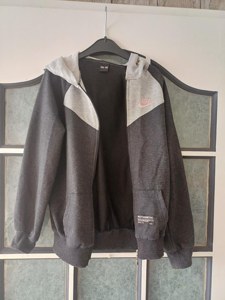 Donkergrijs / lichtgrijs sweatjasje Nike, maat 134/140, Kinderen en Baby's, Kinderkleding | Maat 134, Zo goed als nieuw, Jongen of Meisje