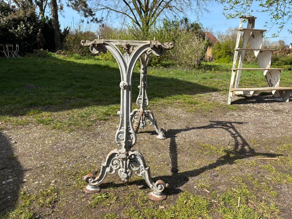 Antieke bistro tafel met marmer blad en gietijzeren poten, Ophalen of Verzenden