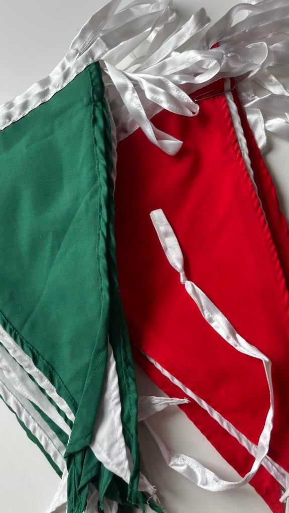 Stoffen slinger groen en rood, Hobby en Vrije tijd, Feestartikelen, Ophalen of Verzenden, Zo goed als nieuw, Versiering, Overige