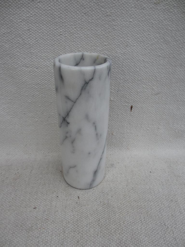 Vintage cilindervaas van Carara marmer, Huis en Inrichting, Steen, Gebruikt, Overige kleuren, Ophalen of Verzenden