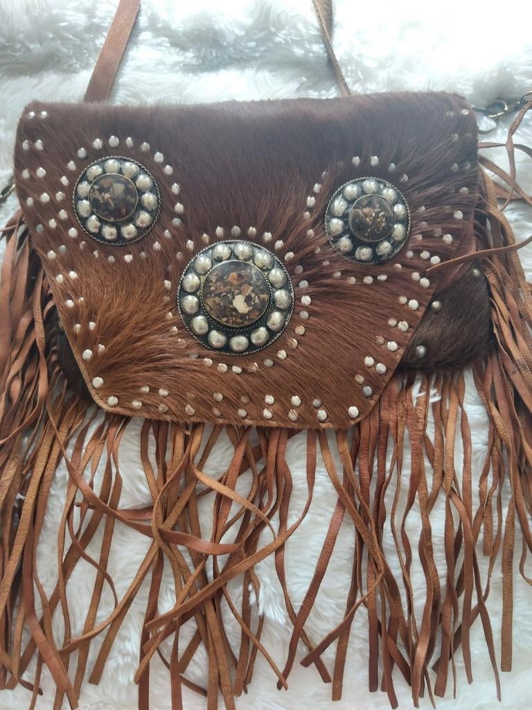 Bruine suède schoudertas met franjes en studs, Ophalen of Verzenden