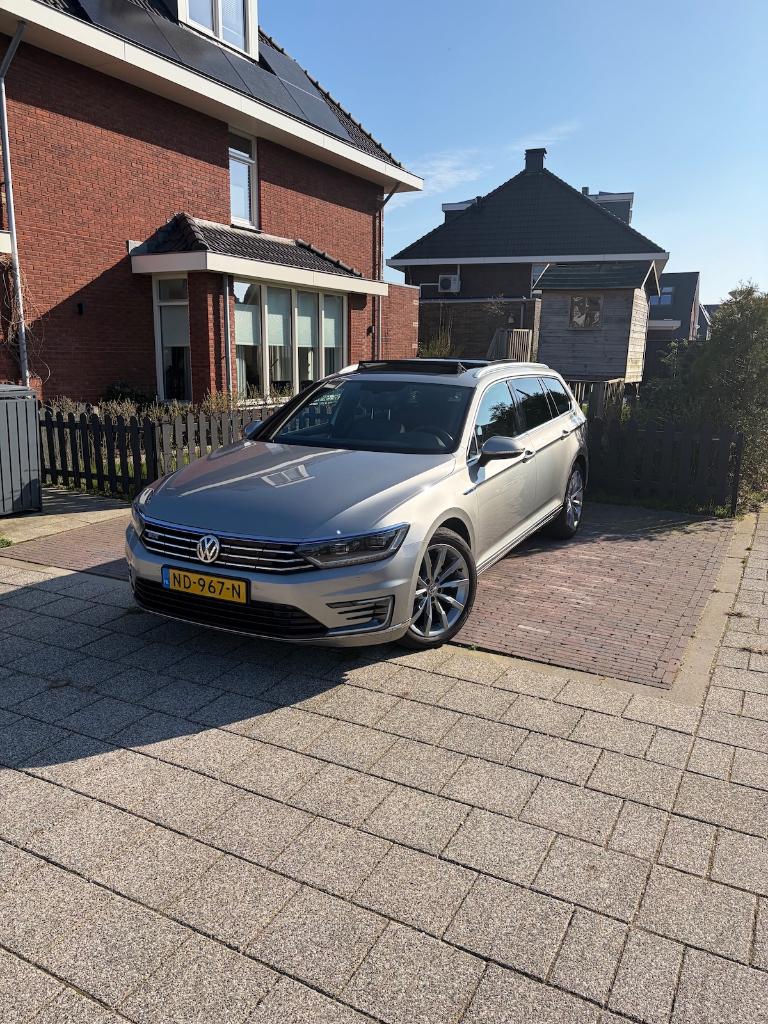 VW Passat Variant 1.4 GTE | Virtual dash | Trekhaak  | Leder, Auto's, 4 cilinders, 1600 kg, 93 €/maand, Te koop