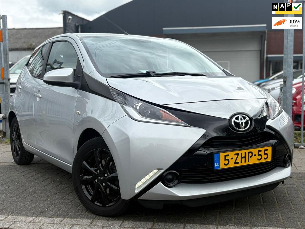Toyota Aygo 1.0 VVT-i x-play | Lederen bekleding | A.Camera, Euro 5, Gebruikt, Zwart, 4 stoelen