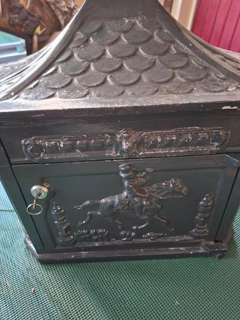 Antieke gietijzeren brievenbus met kroon en ruiter, Ophalen of Verzenden