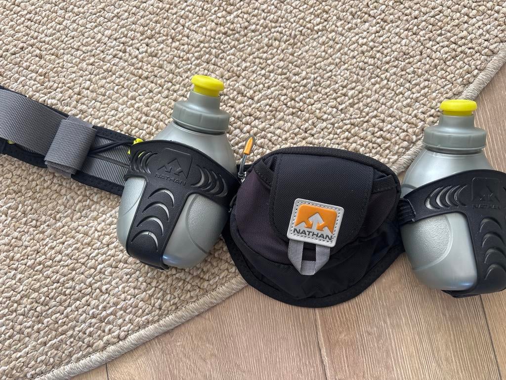 Nathan hardloopgordel met twee bidons en zakje, Overige merken, Gebruikt, Overige typen, Ophalen of Verzenden
