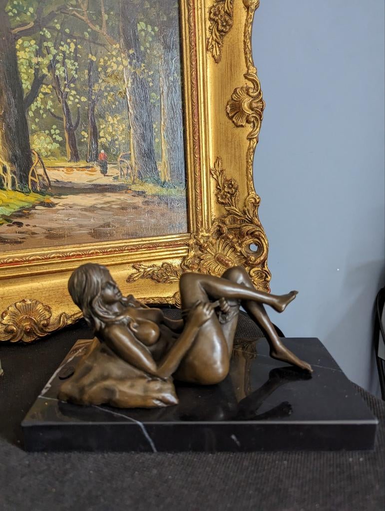 Bronzen beeldje van liggende vrouw op marmeren sokkel, Ophalen of Verzenden