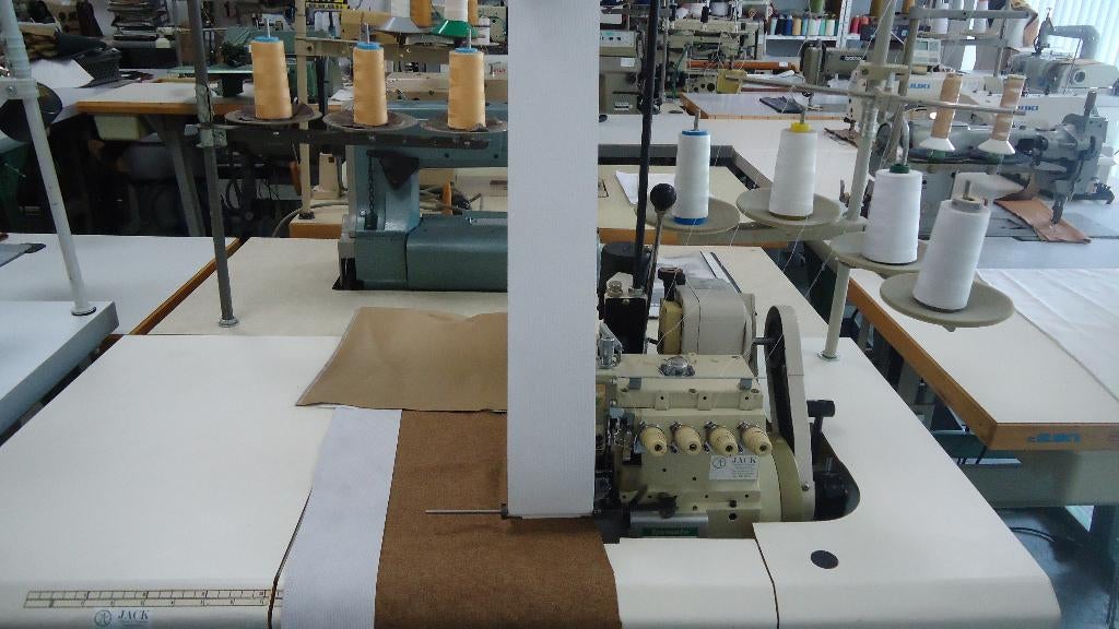 Industrie lockmachine Yamato met Puller (Gordijnband ), Overige merken, Gebruikt, Ophalen of Verzenden, Naaimachine