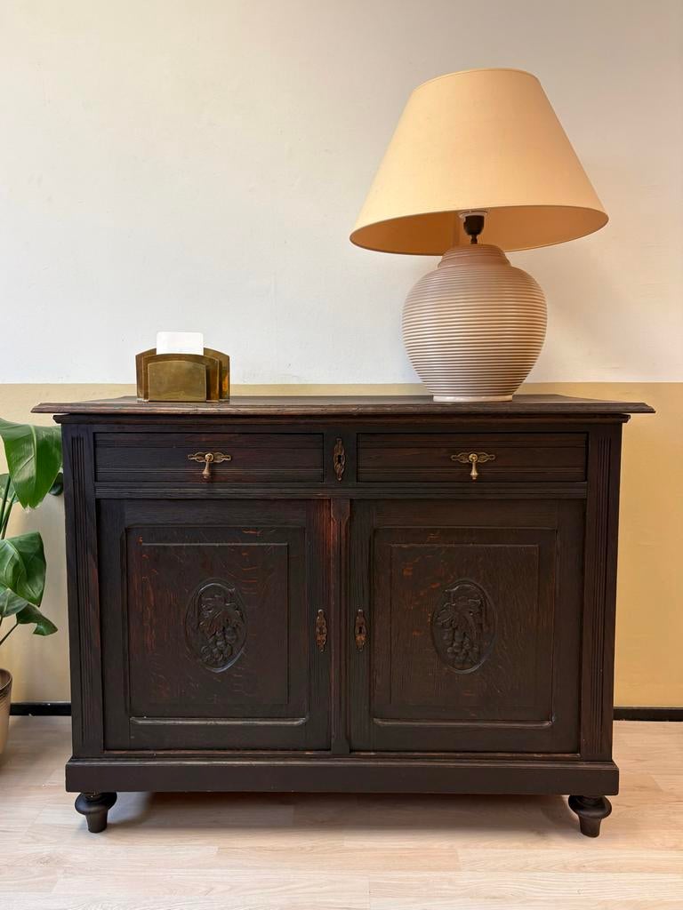 Antieke kast met sierlijk houtsnijwerk en messing beslag, Ophalen of Verzenden