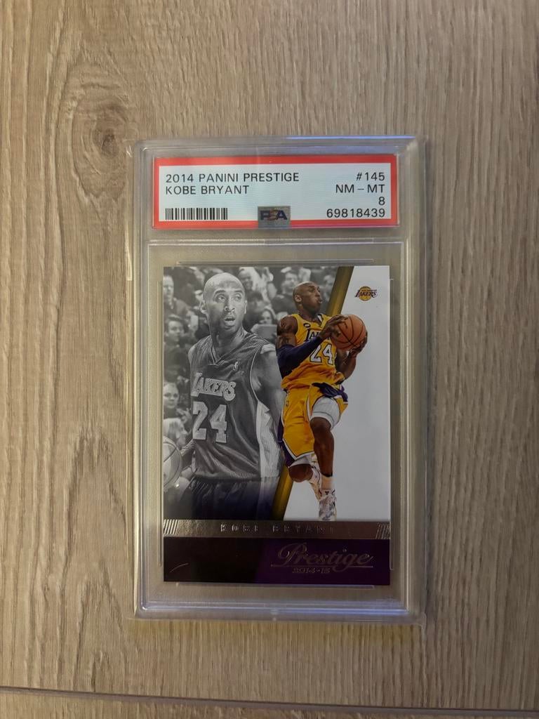 Kobe Bryant 2014 Panini Prestige PSA 8 Los Angeles Lakers, Verzamelen, Ophalen of Verzenden, Zo goed als nieuw, Overige sporten