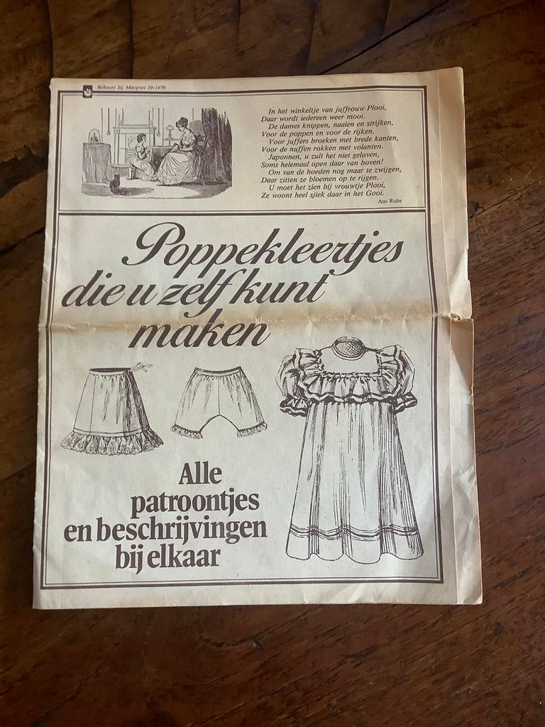Oud patroonblad poppenkleertjes patroontjes jurk rok broek, Verzamelen, Poppen, Ophalen of Verzenden, Gebruikt, Kleertjes