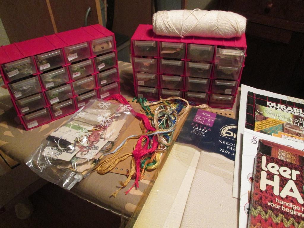 Borduurspullen Garen Doek Lijsten Linten 5 boeken over Haken, Ophalen of Verzenden, Gebruikt, Handborduren, Onderdeel of Toebehoren