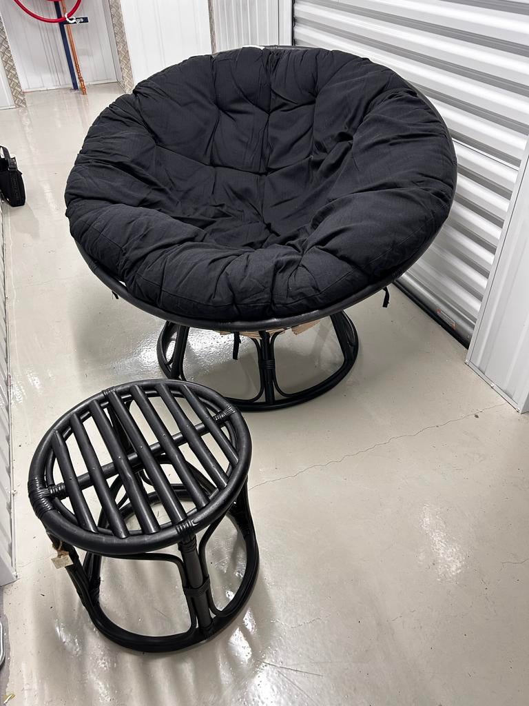Zwarte Papasan stoel met voetenbankje - Rotan, Ophalen, Zo goed als nieuw, Riet of Rotan, 100 tot 125 cm