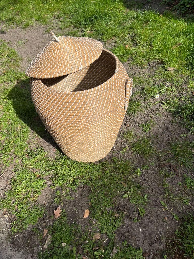 Prachtige Mand met Deksel Boho – Handgeweven Zeegras, Huis en Inrichting, Woonaccessoires | Schalen en Manden, Zo goed als nieuw