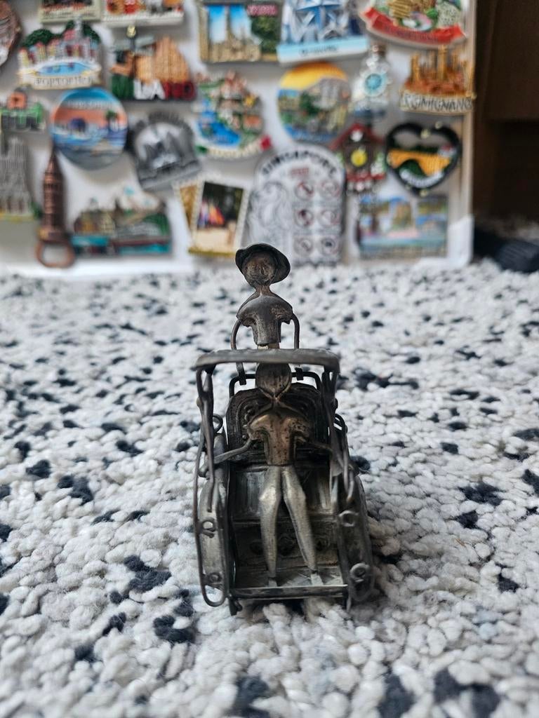 Miniatuur riksja met twee figuren, zilverkleurig metaal, Ophalen of Verzenden, Zo goed als nieuw, Mens