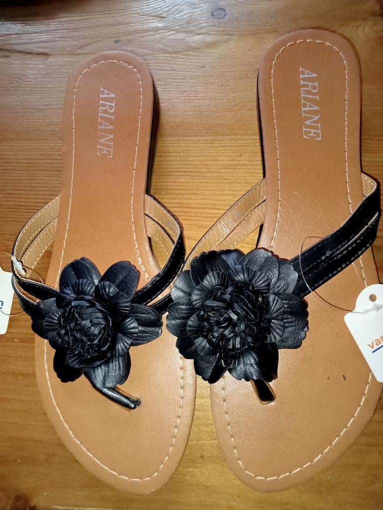 Nieuwe teenslippers met zwarte bloem, maat 39, Zwart, Nieuw, Ophalen of Verzenden, Van Haren