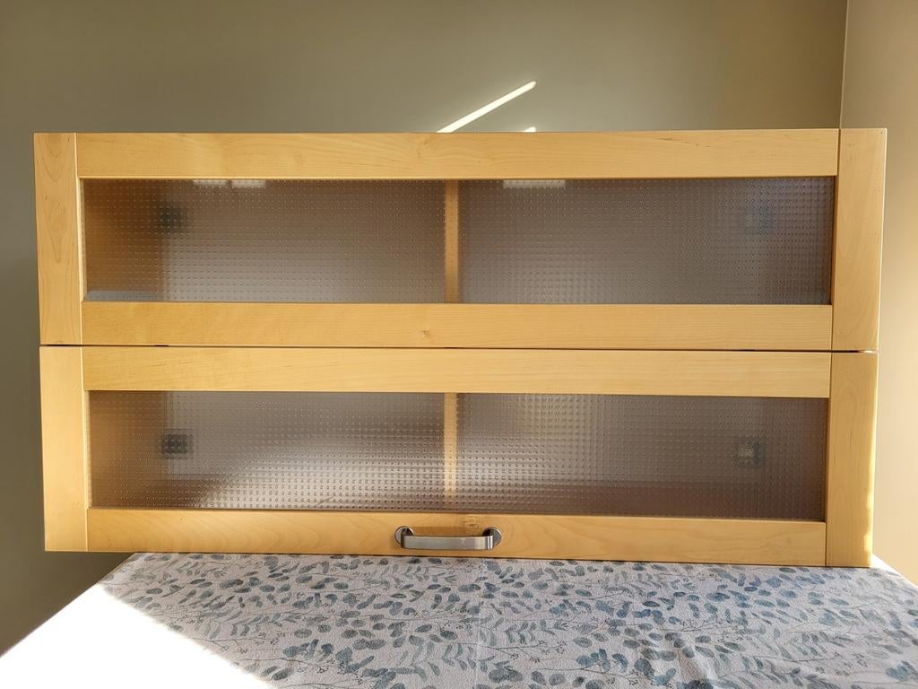 Houten vitrinekast IKEA VÄRDE met glazen deuren, Ophalen, Eikenhout, 50 tot 100 cm, 150 tot 200 cm